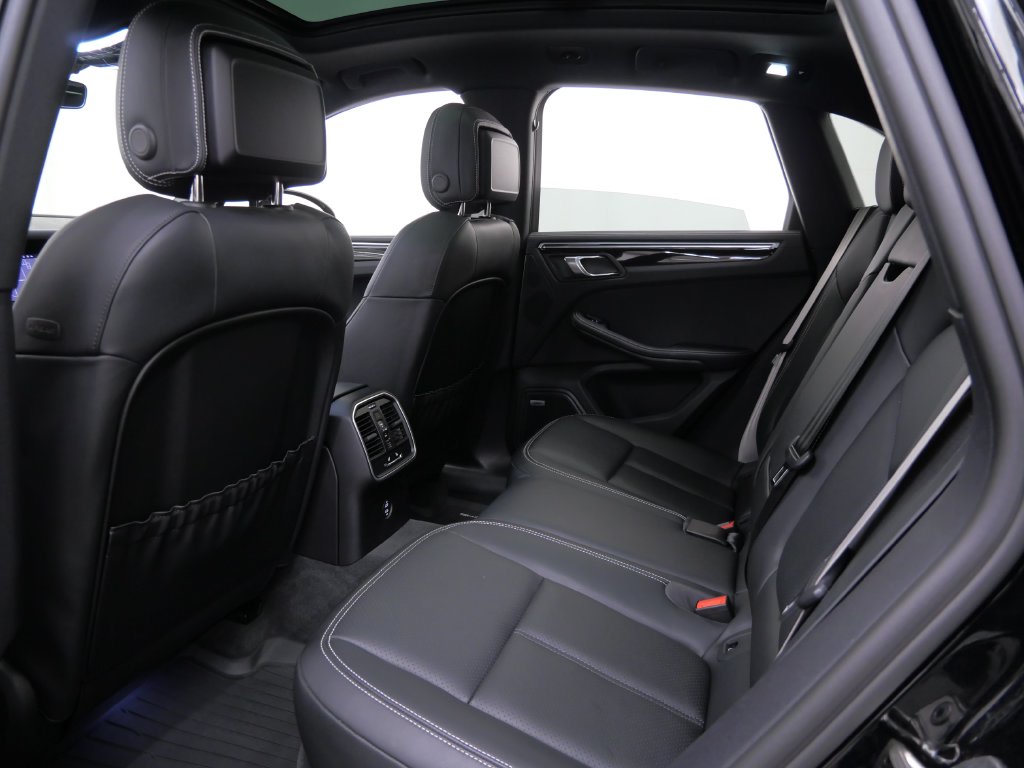 Thumbnail: 2023 Porsche Macan - 8