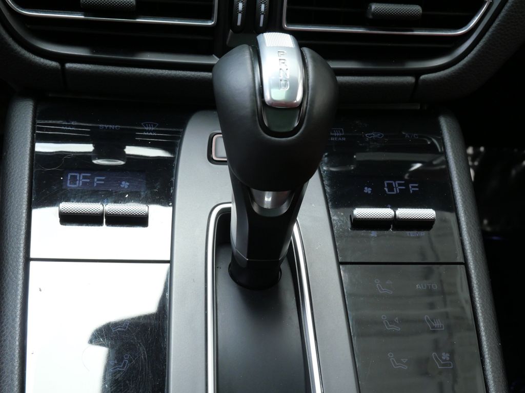 Thumbnail: 2023 Porsche Macan - 23