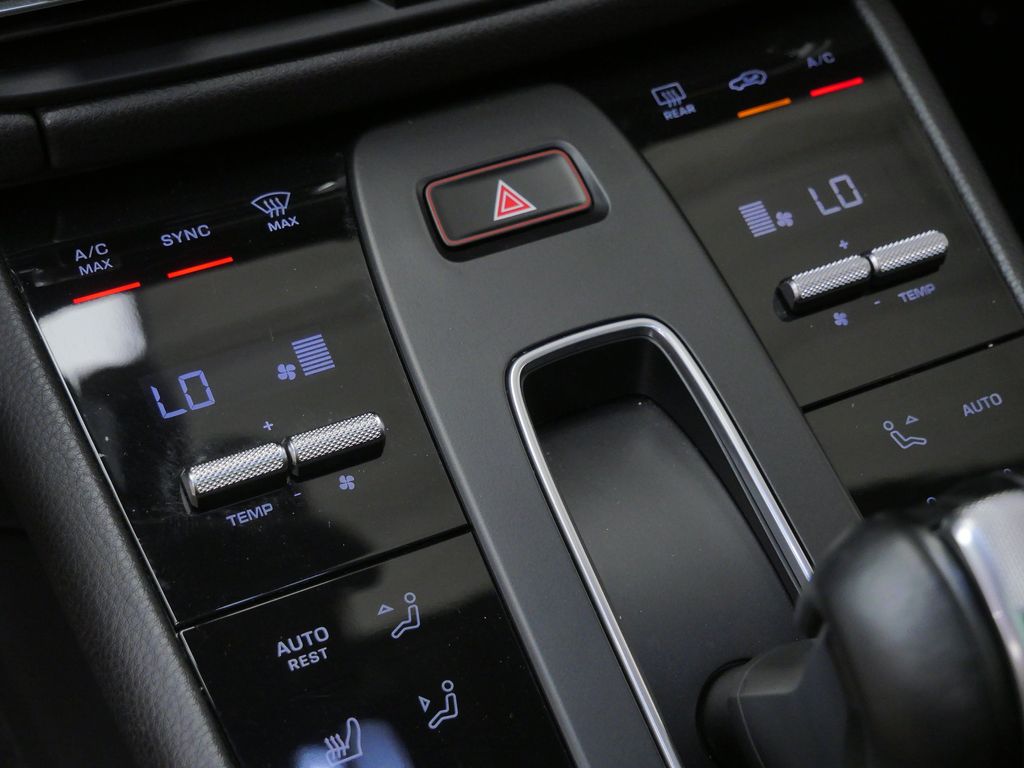 Thumbnail: 2023 Porsche Macan - 10