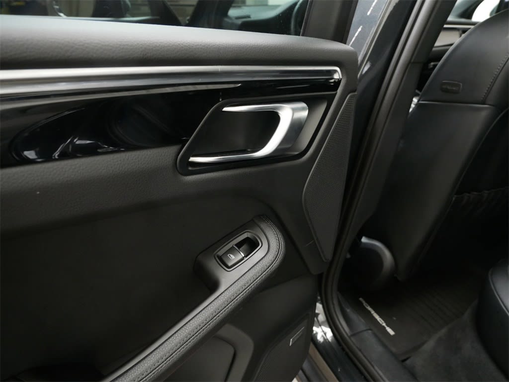 2024 Porsche Macan Base 19
