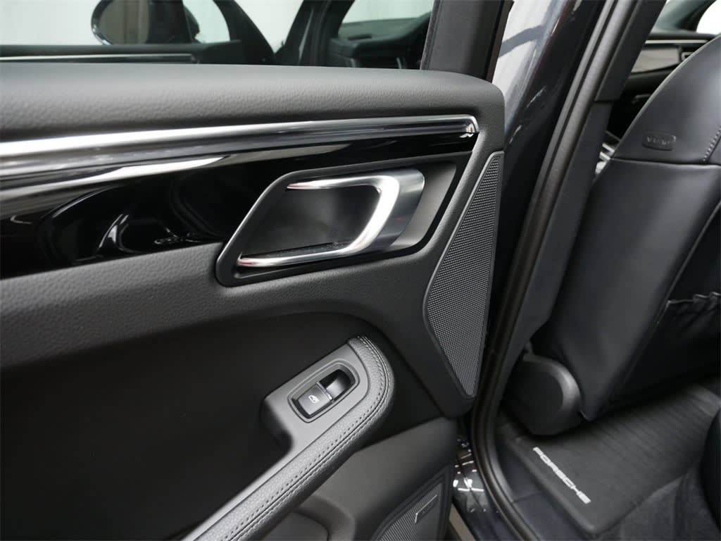 2024 Porsche Macan Base 17
