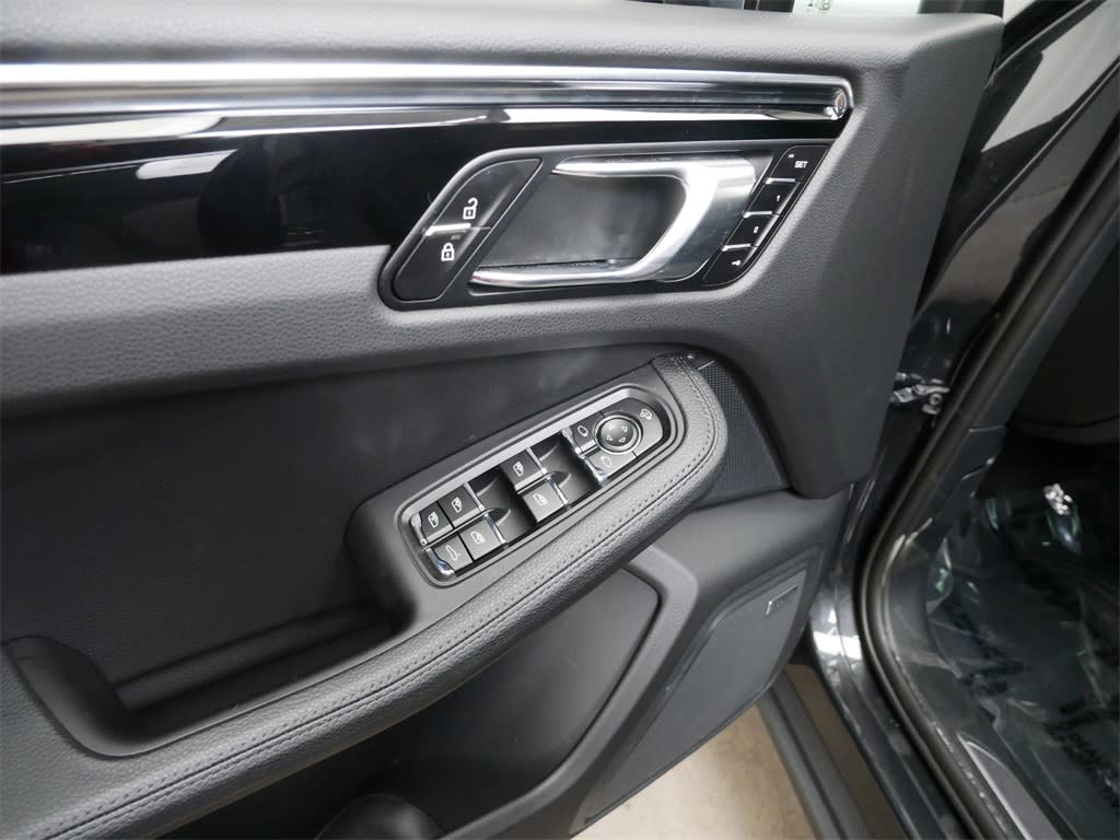 2024 Porsche Macan Base 18