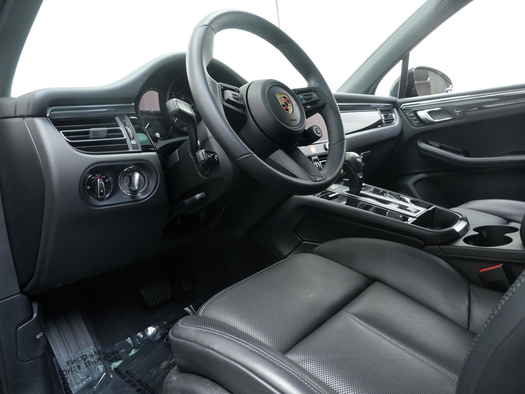 Thumbnail: 2025 Porsche Macan - 2