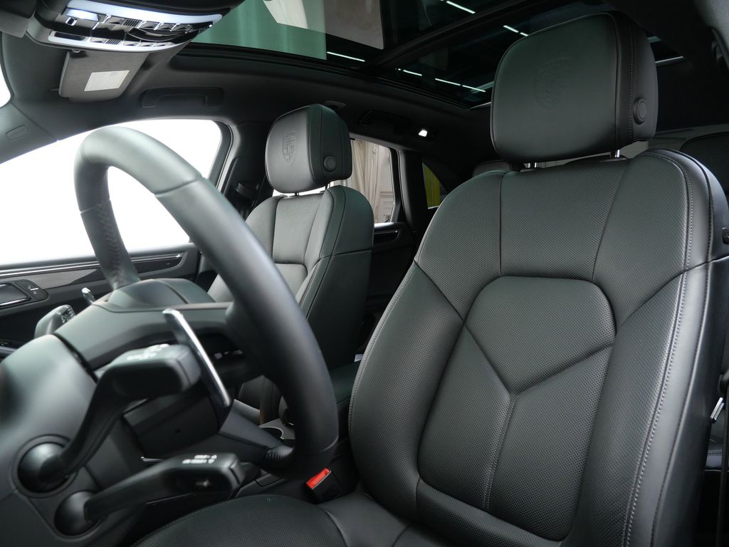 Thumbnail: 2025 Porsche Macan - 8