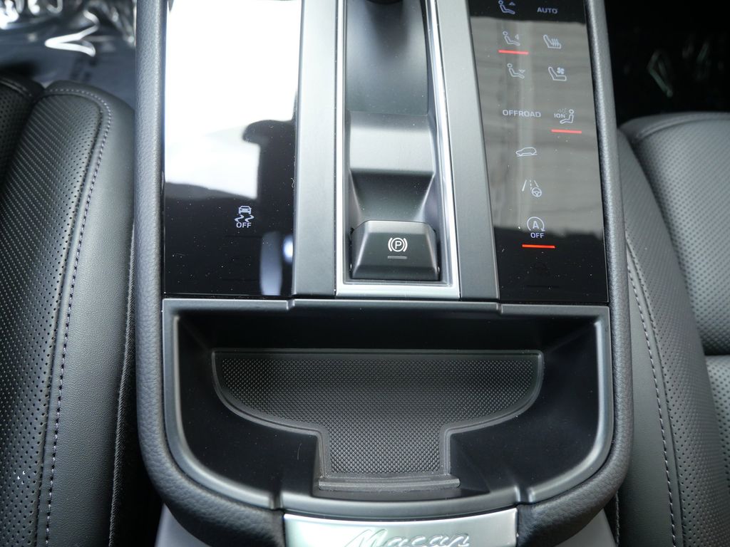 Thumbnail: 2025 Porsche Macan - 26