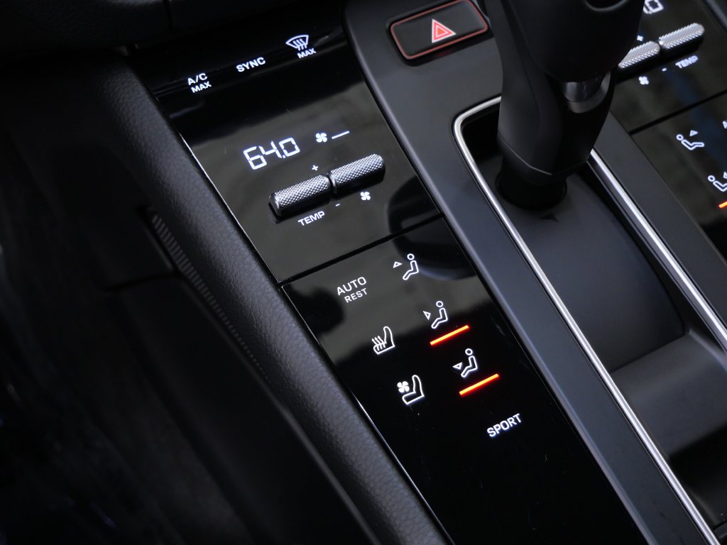 Thumbnail: 2026 Porsche Macan - 10
