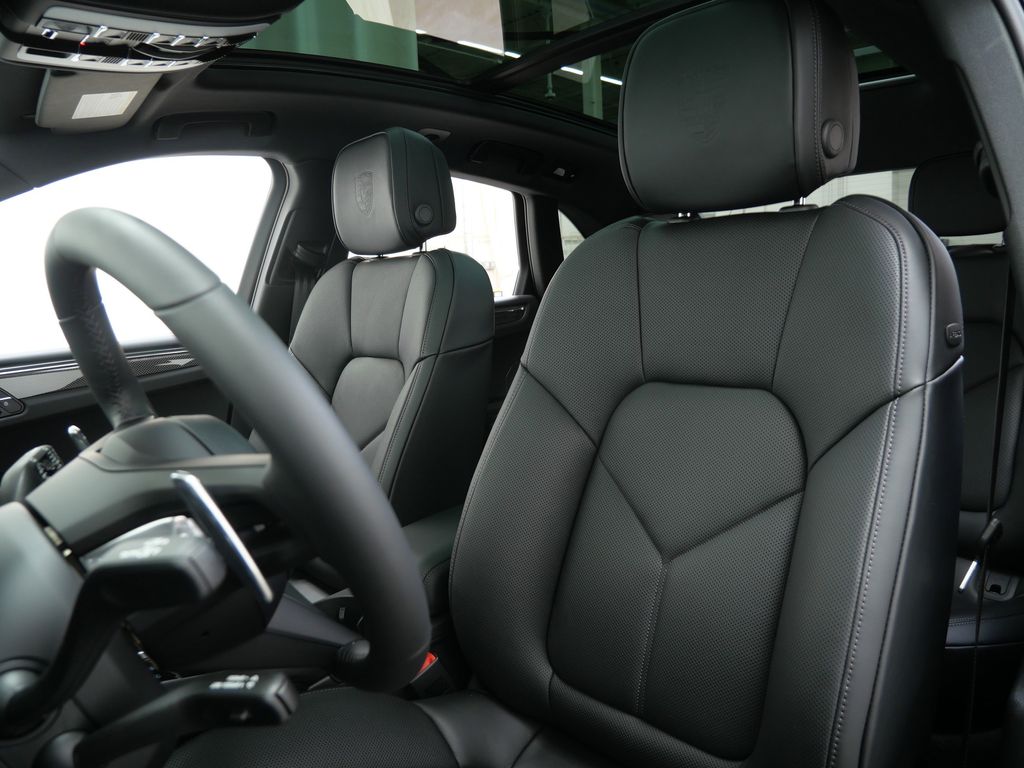 Thumbnail: 2026 Porsche Macan - 7