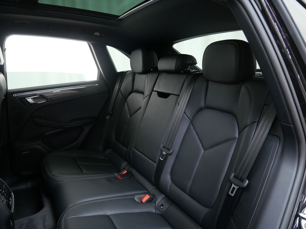 Thumbnail: 2026 Porsche Macan - 8