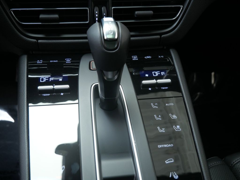Thumbnail: 2026 Porsche Macan - 23