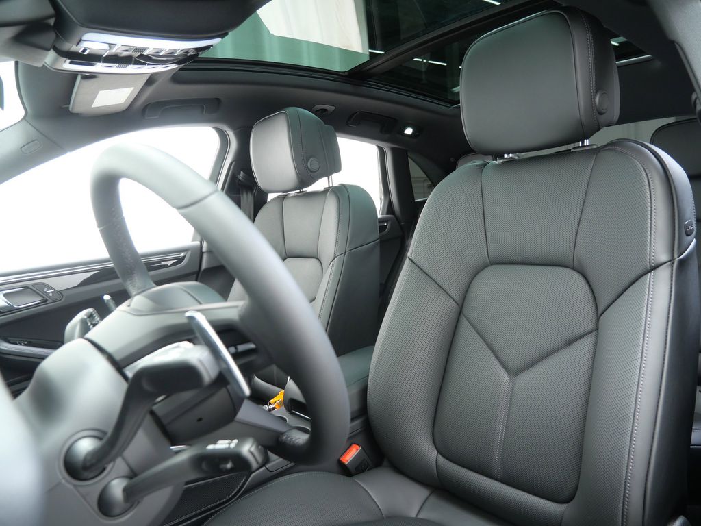 Thumbnail: 2026 Porsche Macan - 8