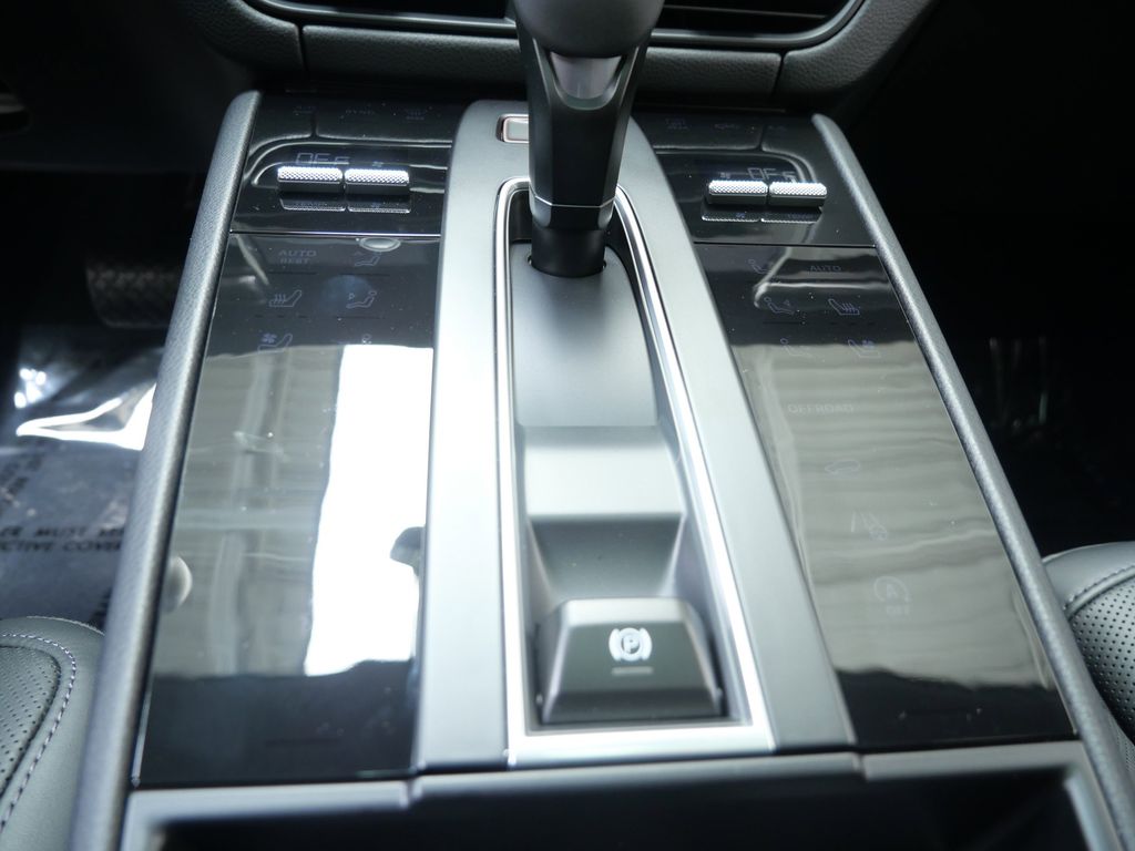 Thumbnail: 2026 Porsche Macan - 28