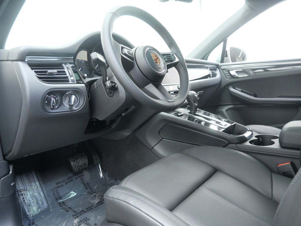 Thumbnail: 2026 Porsche Macan - 2
