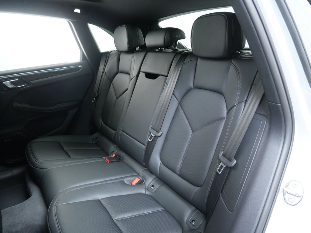 Thumbnail: 2026 Porsche Macan - 9