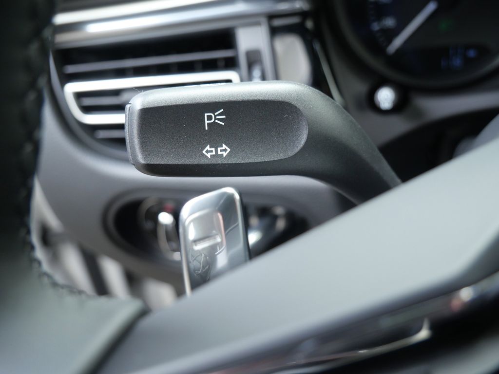 Thumbnail: 2026 Porsche Macan - 25