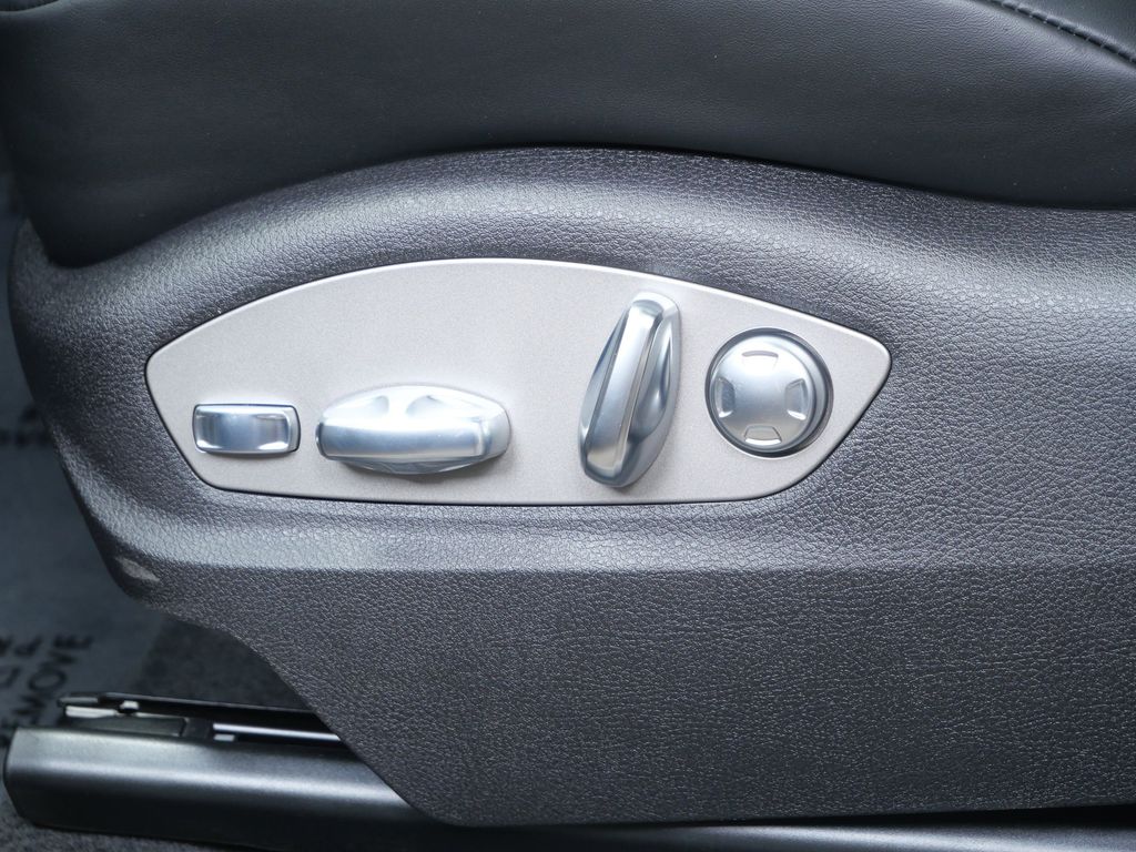 Thumbnail: 2026 Porsche Macan - 17