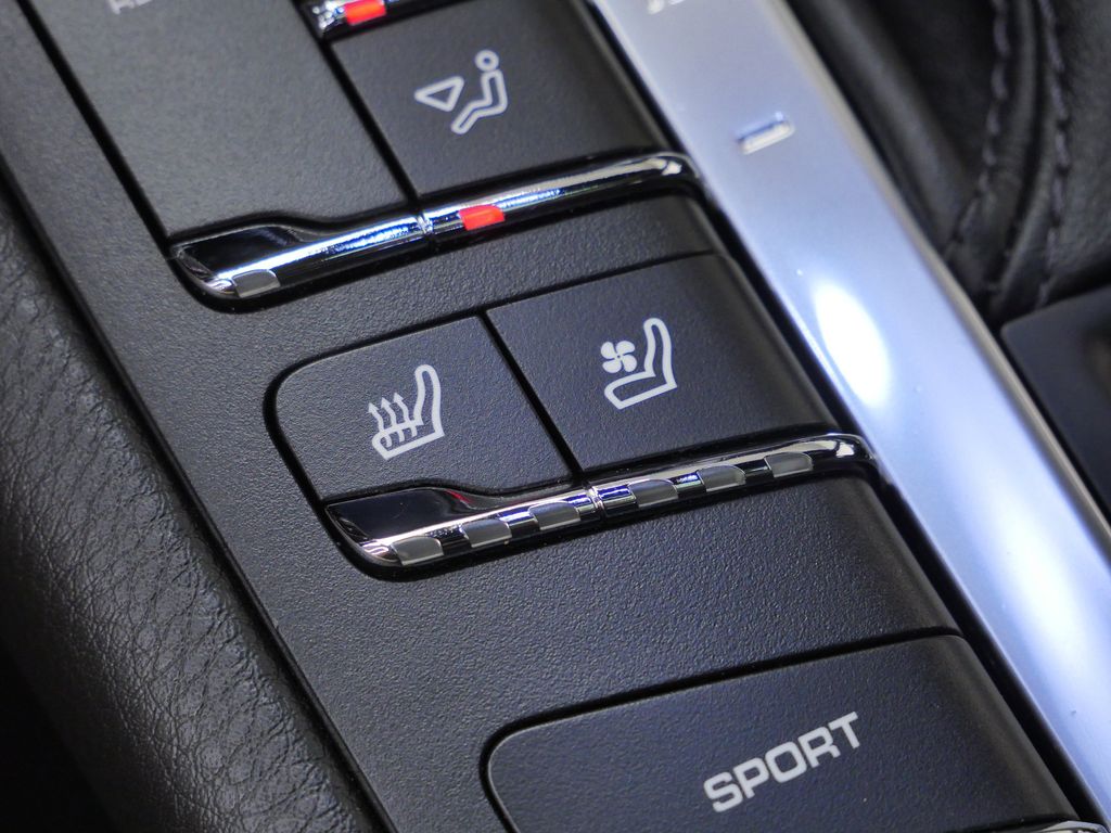 Thumbnail: 2019 Porsche Macan - 25