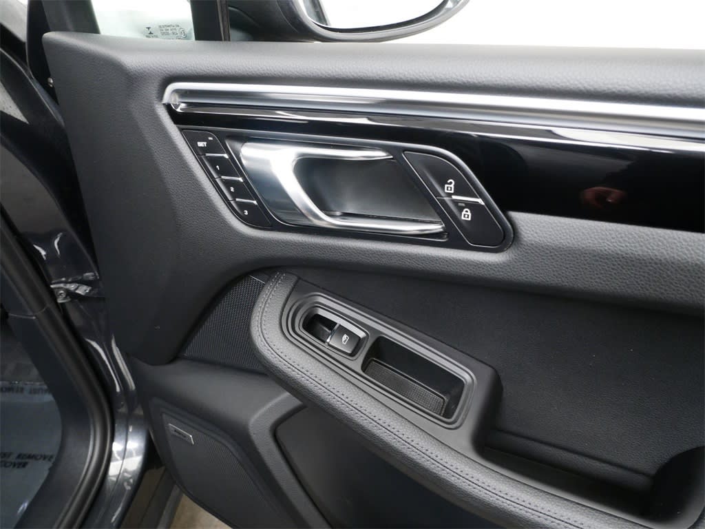 2021 Porsche Macan Base 29