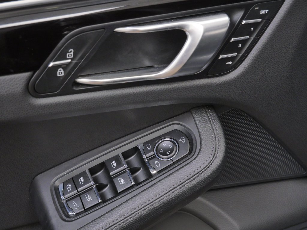 Thumbnail: 2023 Porsche Macan - 20