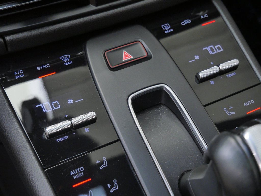 Thumbnail: 2023 Porsche Macan - 10