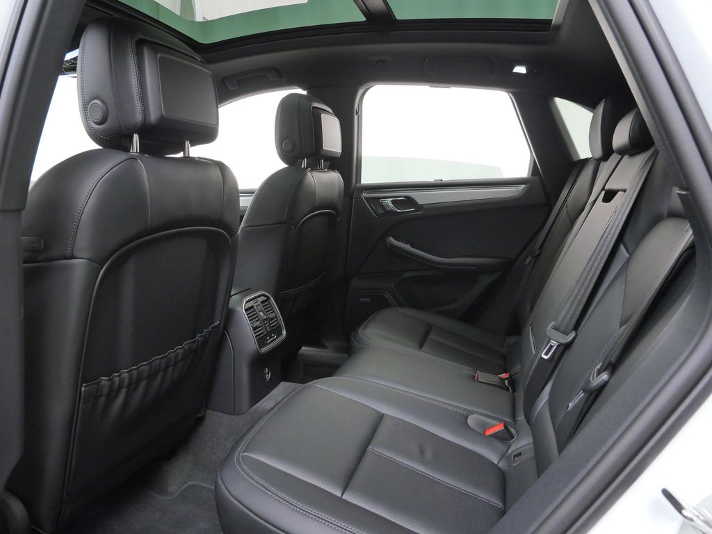 Thumbnail: 2026 Porsche Macan - 8