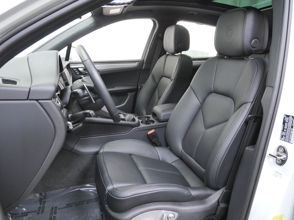 Thumbnail: 2026 Porsche Macan - 7