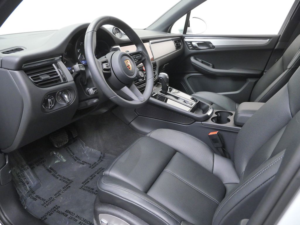 Thumbnail: 2026 Porsche Macan - 6
