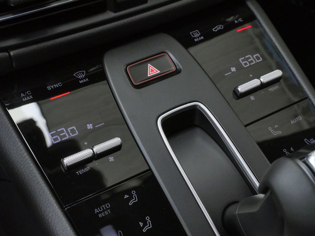Thumbnail: 2026 Porsche Macan - 10