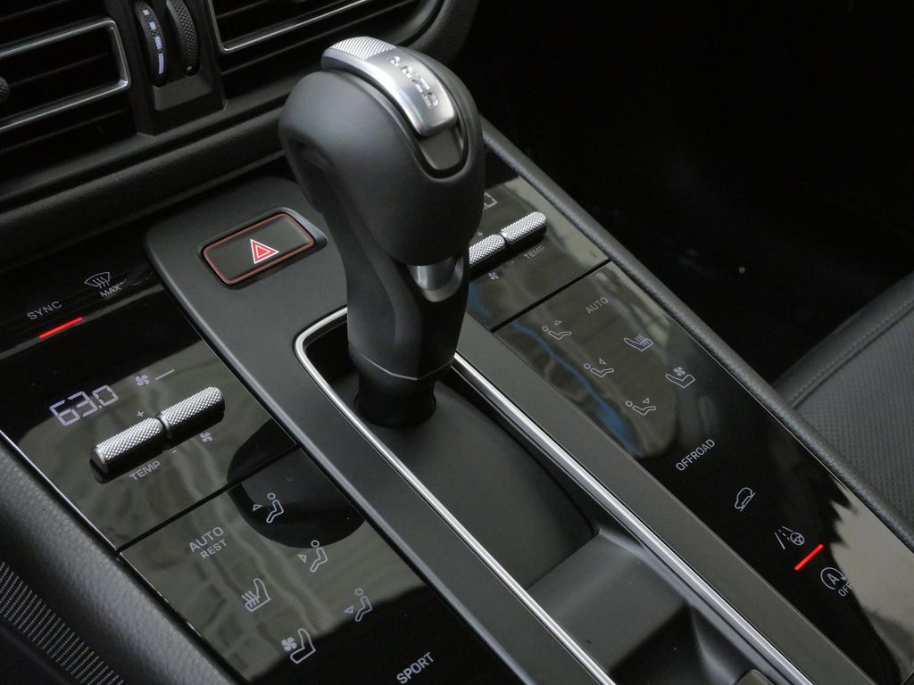 Thumbnail: 2026 Porsche Macan - 25