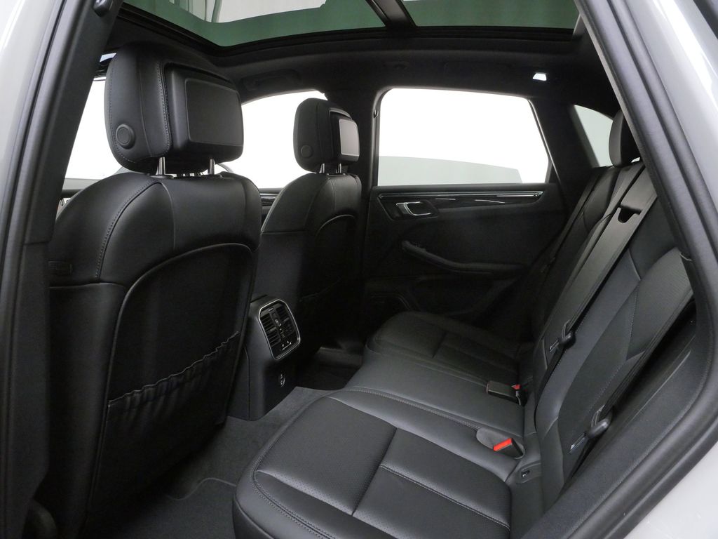 Thumbnail: 2026 Porsche Macan - 8