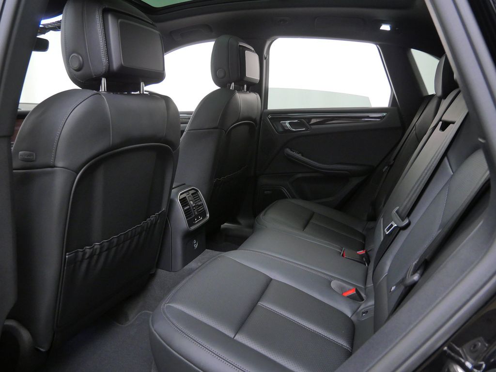 Thumbnail: 2026 Porsche Macan - 8