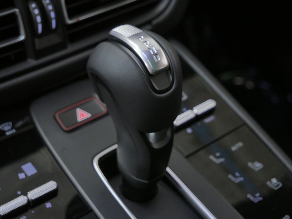 Thumbnail: 2026 Porsche Macan - 25