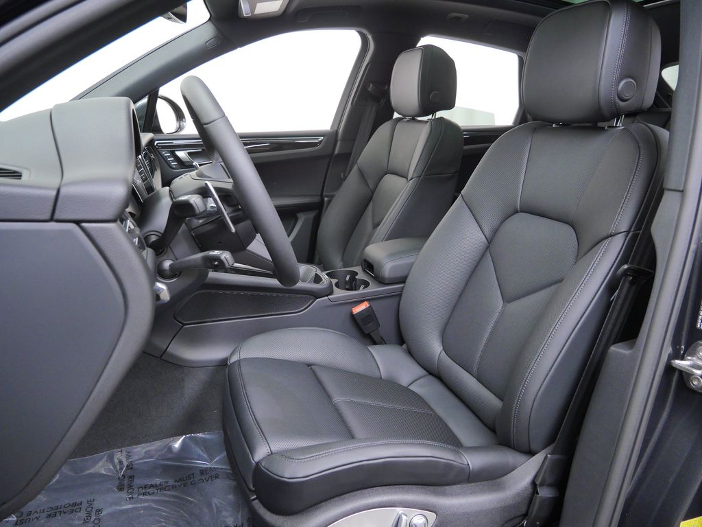 Thumbnail: 2026 Porsche Macan - 7