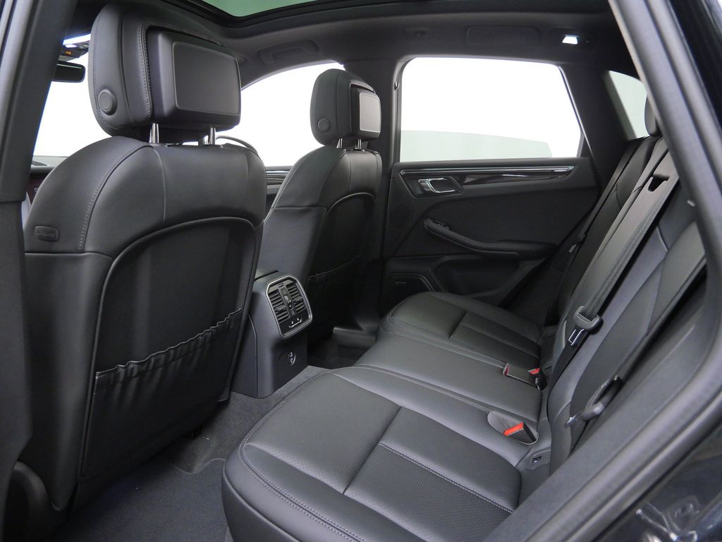 Thumbnail: 2026 Porsche Macan - 8