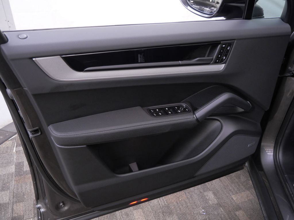 Thumbnail: 2026 Porsche Cayenne - 16