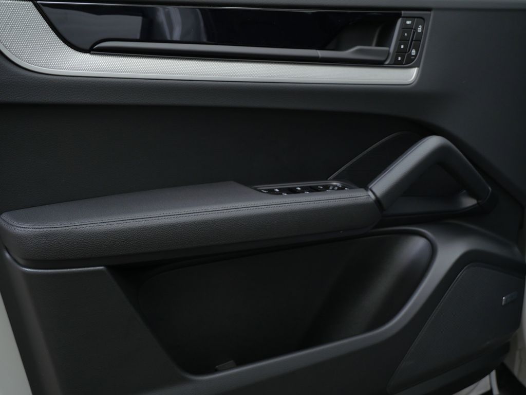 Thumbnail: 2026 Porsche Cayenne - 16