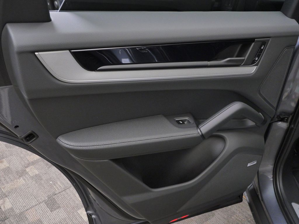 Thumbnail: 2026 Porsche Cayenne - 18