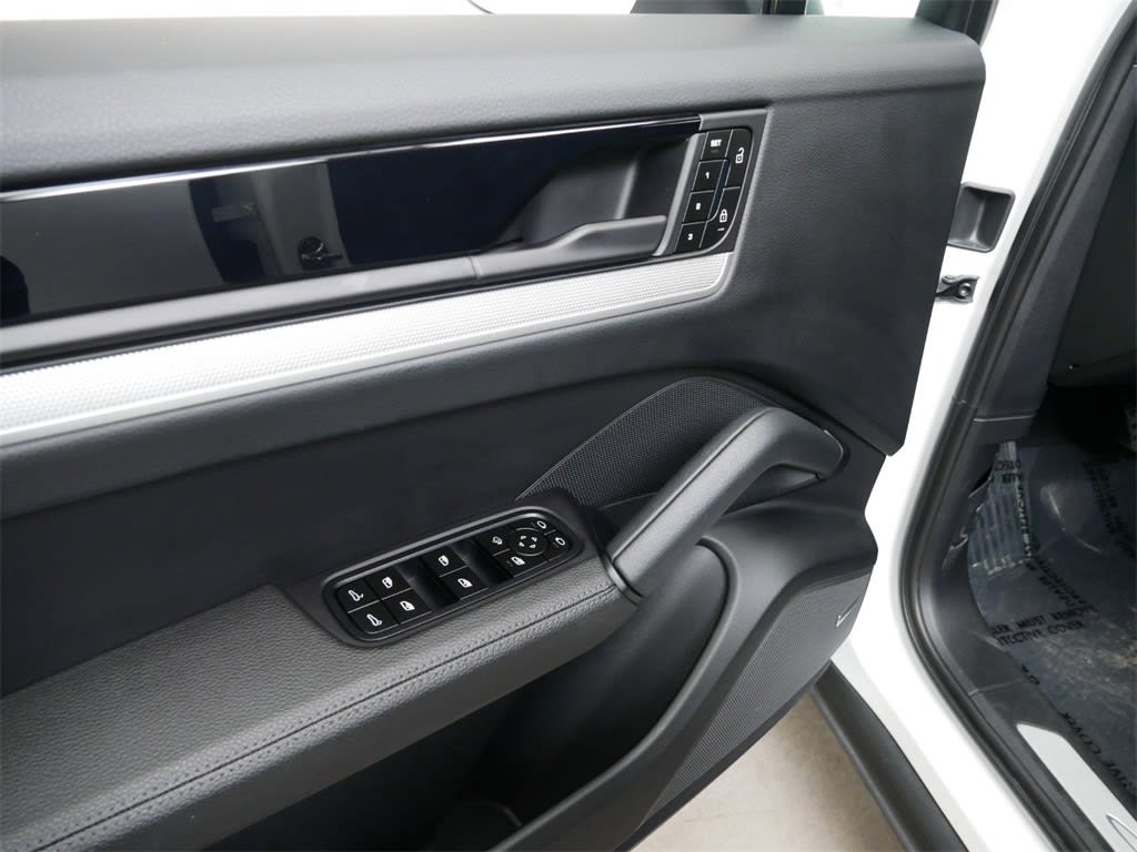 2024 Porsche Cayenne Base 18
