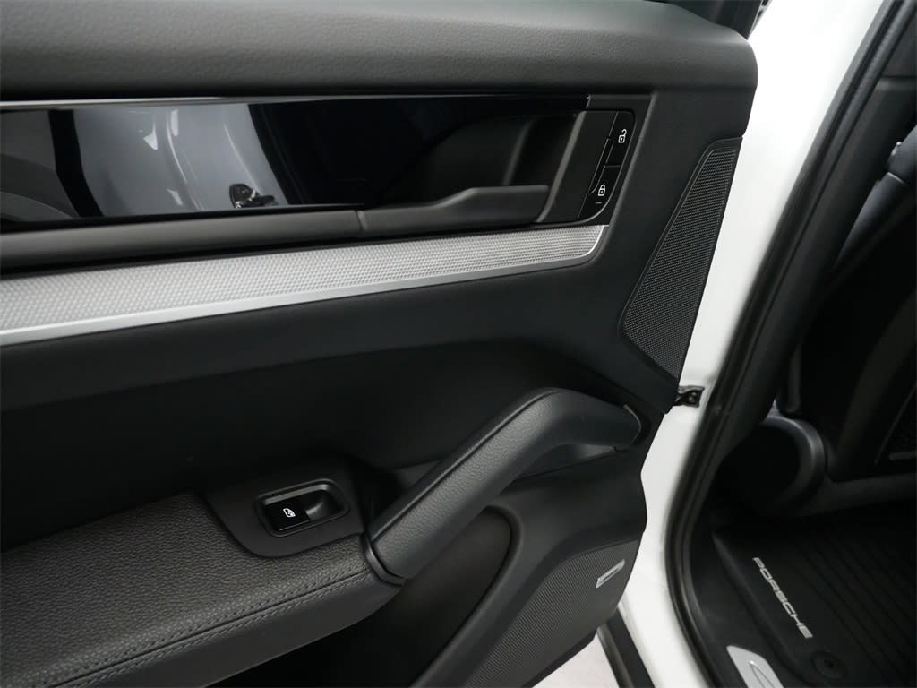 2024 Porsche Cayenne Base 16