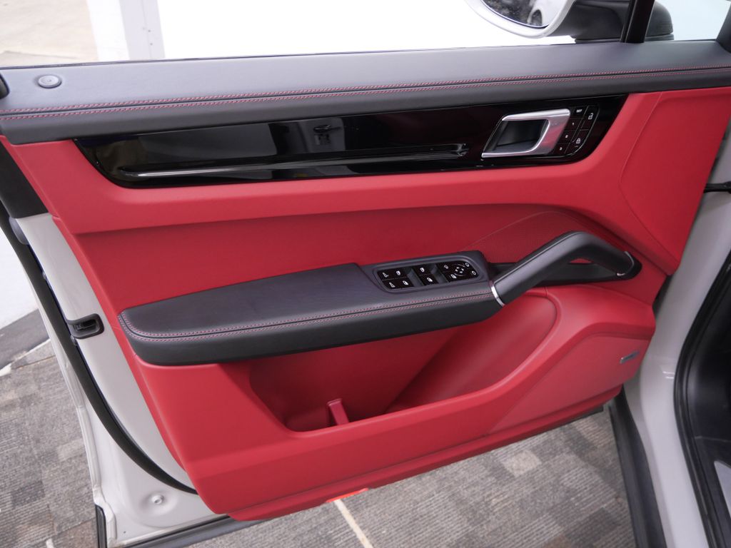 Thumbnail: 2021 Porsche Cayenne - 16