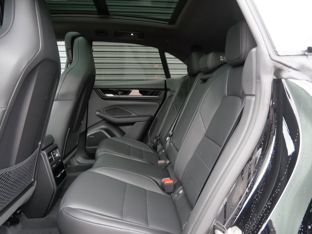 Thumbnail: 2026 Porsche Macan - 7