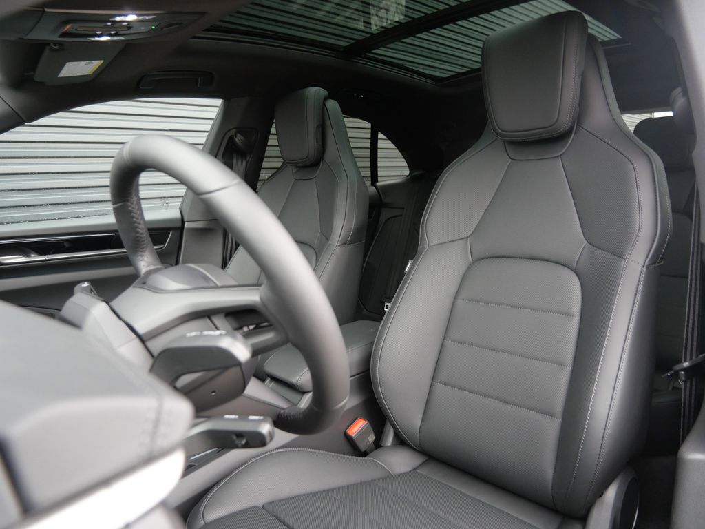 Thumbnail: 2026 Porsche Macan - 6