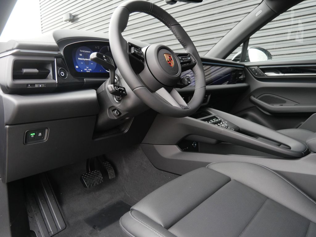 Thumbnail: 2026 Porsche Macan - 2
