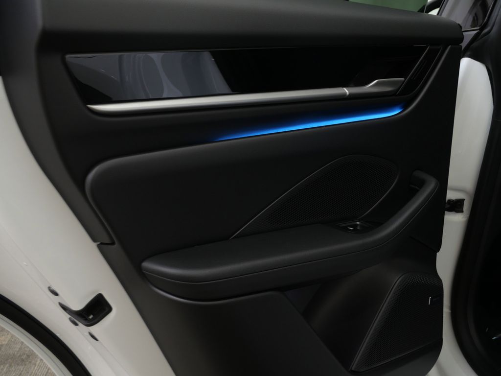 Thumbnail: 2026 Porsche Macan - 17