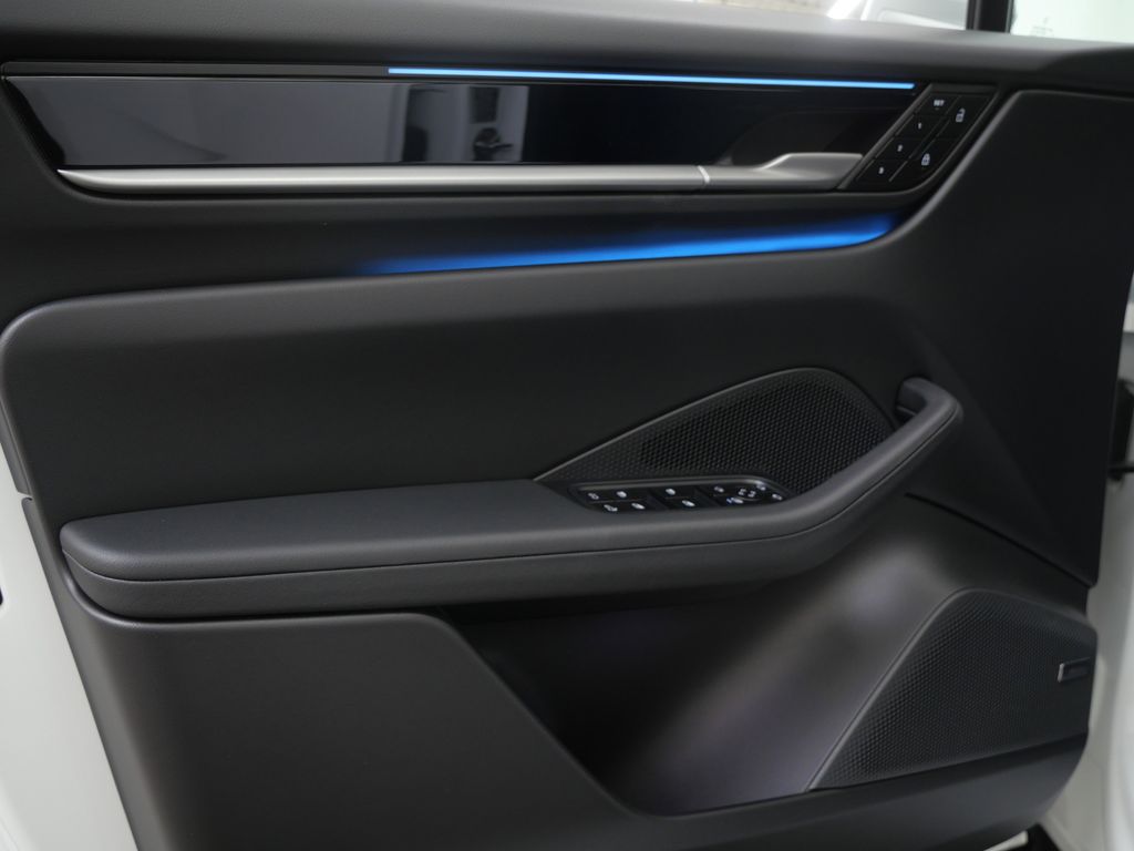 Thumbnail: 2026 Porsche Macan - 15