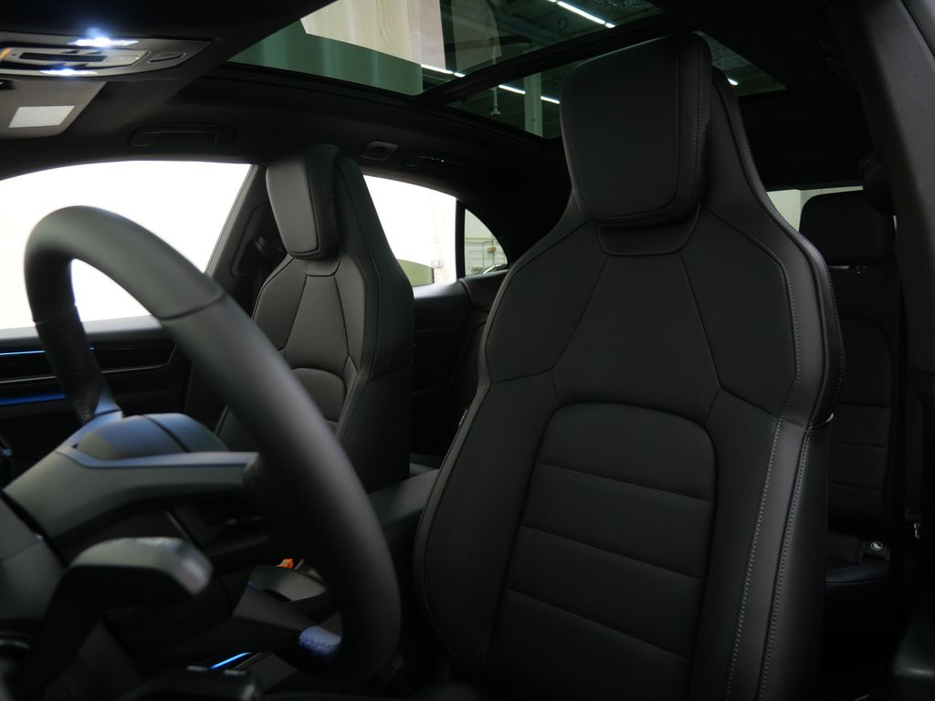 Thumbnail: 2026 Porsche Macan - 7