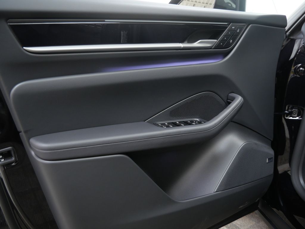Thumbnail: 2026 Porsche Macan - 15