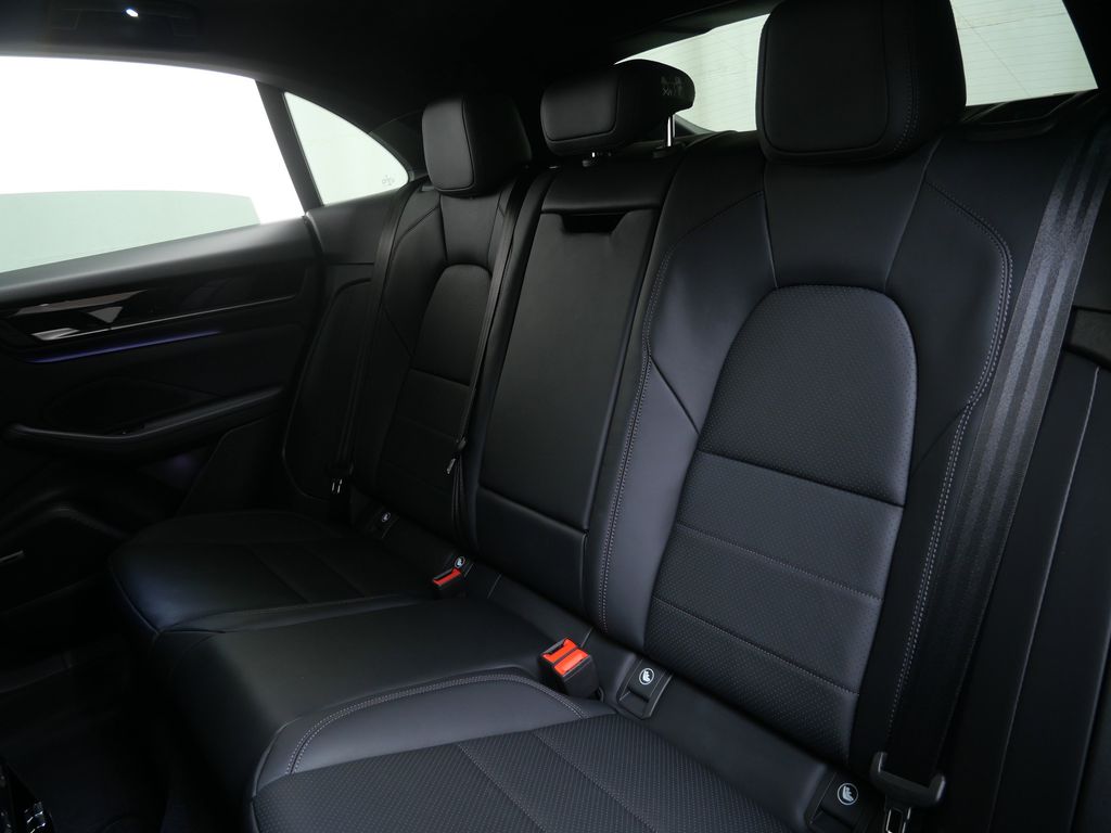 Thumbnail: 2026 Porsche Macan - 7