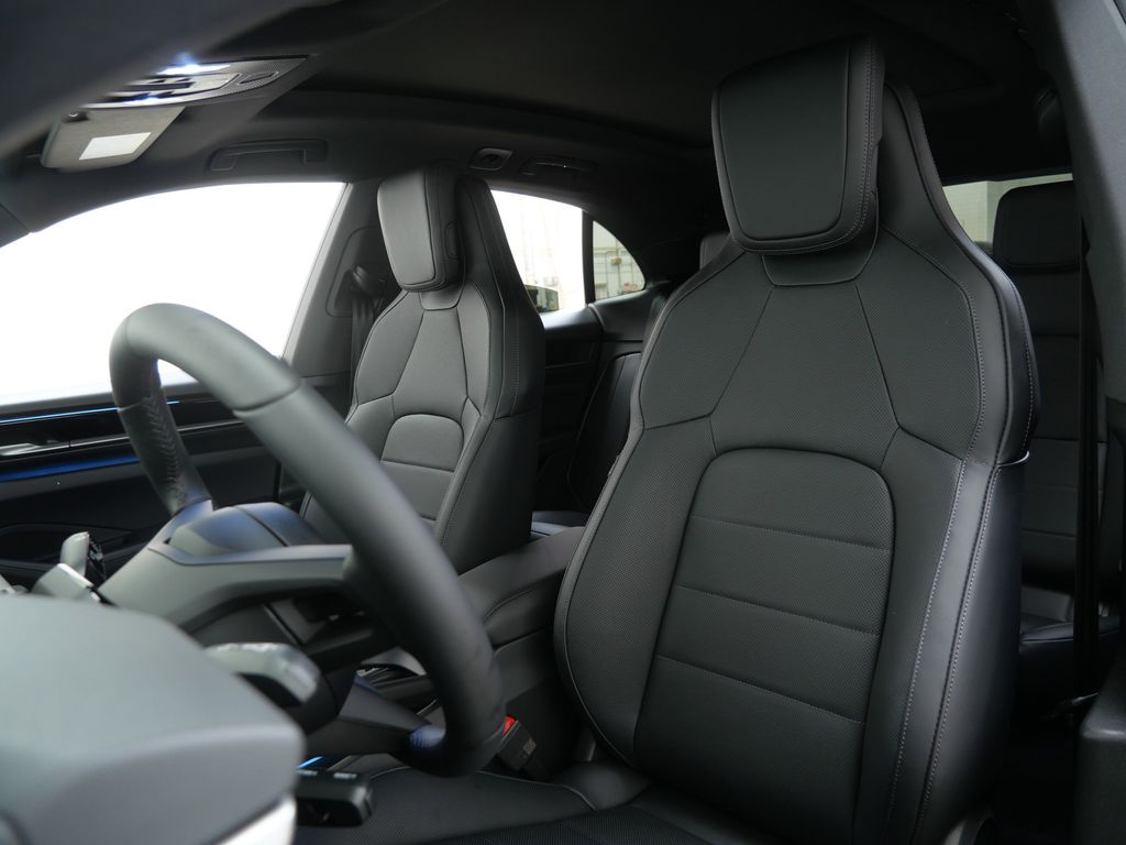 Thumbnail: 2026 Porsche Macan - 6