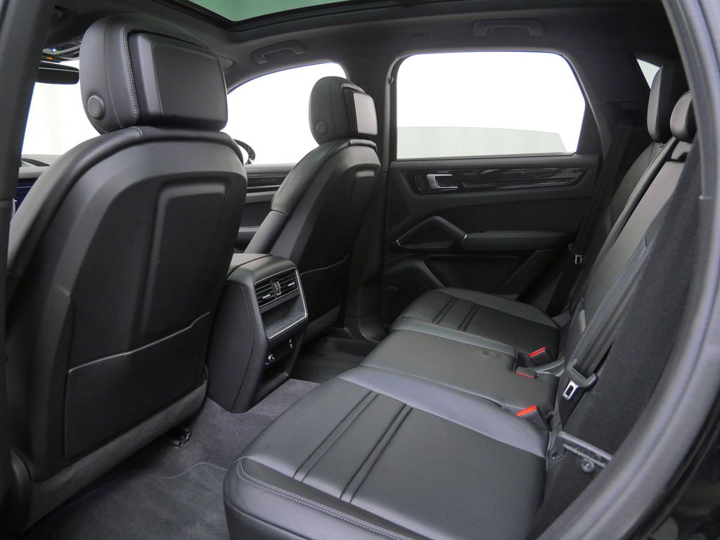 Thumbnail: 2023 Porsche Cayenne - 8