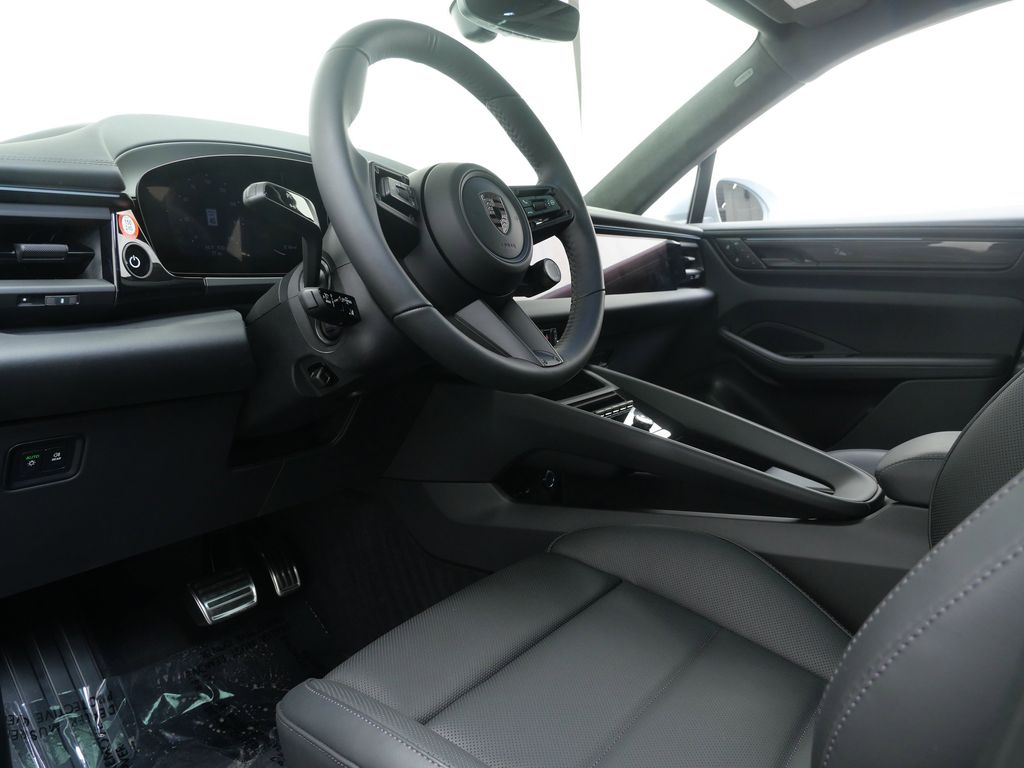 Thumbnail: 2026 Porsche Macan - 2